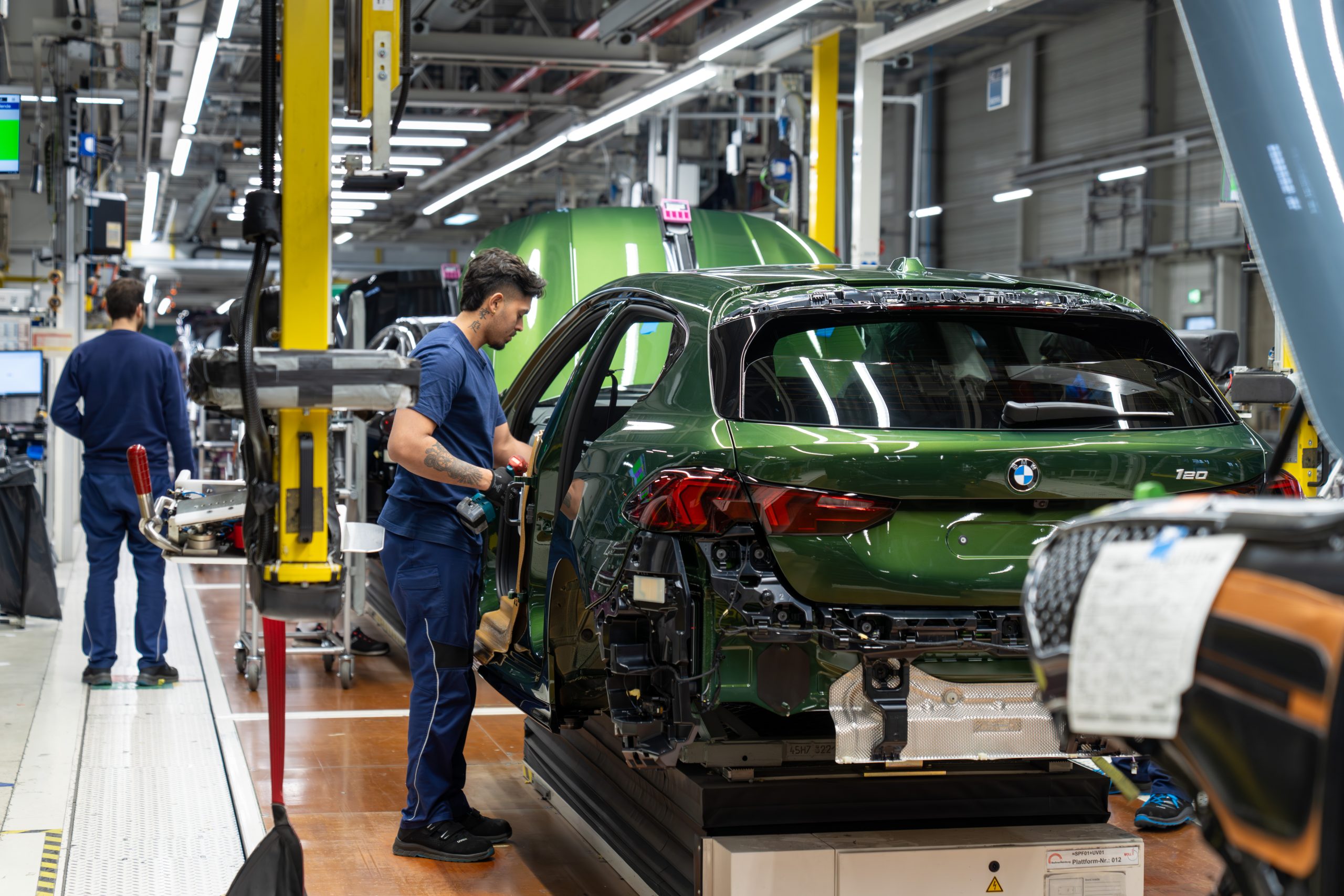 Read more about the article BMW CO2 Emissions Reduction in 2025: How the Auto Giant Beat EU Fleet Targets